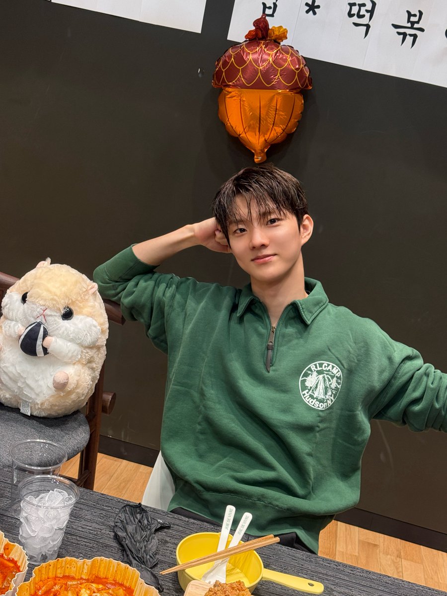 THEBOYZ_officl's tweet image. [📸] 이렇게도 먹어 보고 저렇게도 먹어 보고🎶 꽤나 권력이 느껴지는 다람쥐들의 떡볶이 파티👀

youtu.be/480W5wbyQwk

#THEBOYZ #더보이즈
#Q #큐