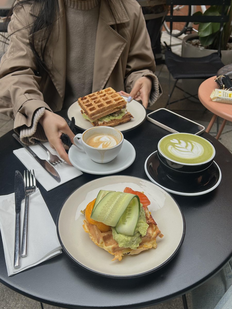 Slow London mornings call for trench coats, creamy matcha, and savory waffles. There is truly no better way to start the day in the city. ☁️🥑🇬🇧☕️