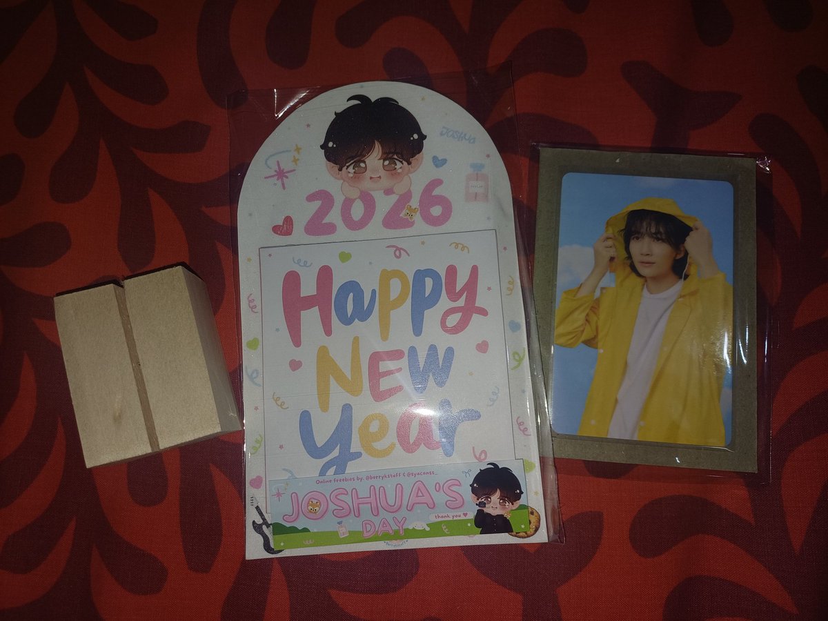 uginited's tweet image. aaa thankyou kak @berrykstuff @syacanss_ buat freebies kalender + freebies pc jeonghan🥰 bakal berguna sebagai hiasan meja kantorku🥰