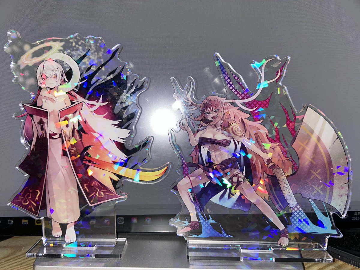 이번 12서코에 제작한 홀로그램 아크릴 스탠드
아크릴 제작은 앞으로도 길빛(<a href="/Gil_b11/">굿즈제작 길빛</a>)에서....... .. .