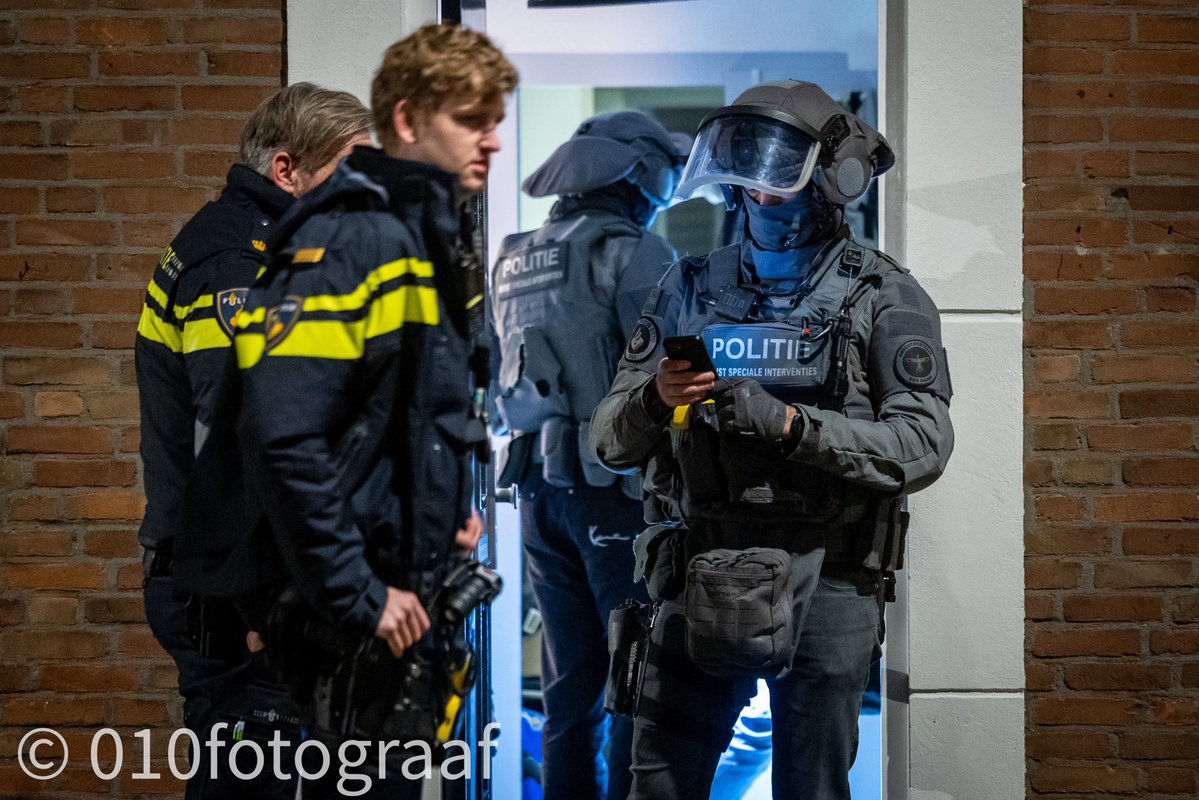 Arrestatieteam houdt verdachte aan in Oud-Beijerland wegens bedreiging met vuurwapen