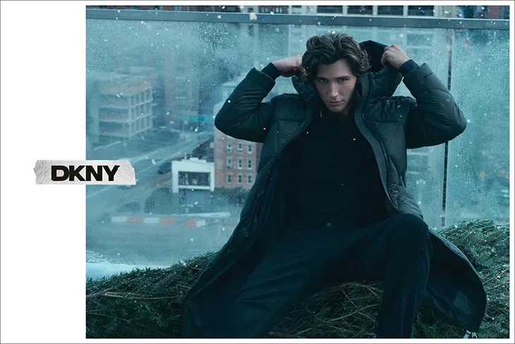 mmscene's tweet image. Owen O’Dell Models DKNY Holiday 2025 Collection - See more here: malemodelscene.net/menswear/dkny-…

#DKNY unveiled its Holiday 2025 menswear campaign that captures a New York winter, using weather, rooftop locations, and nighttime city light to define the visual direction. In charge of