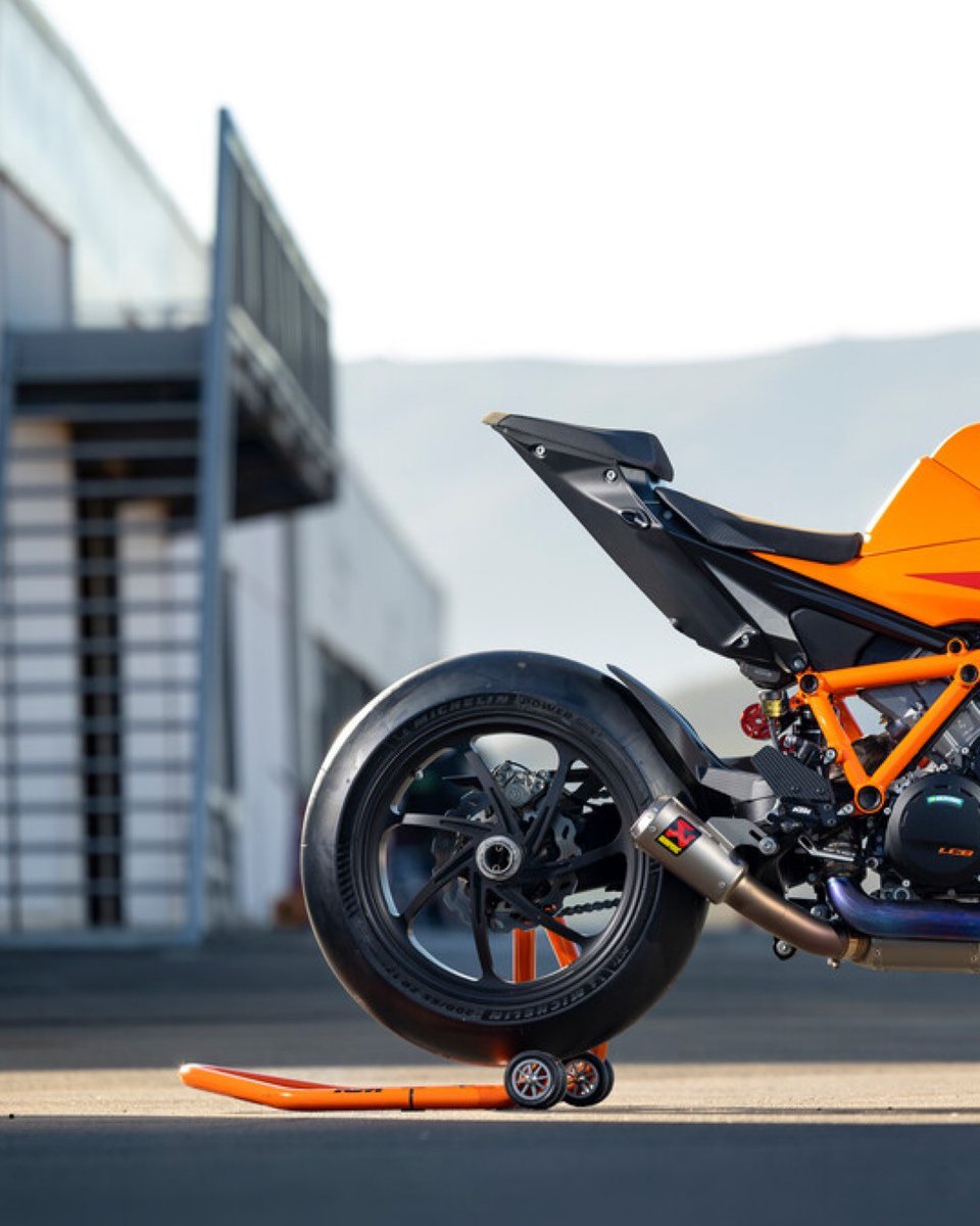 KTM_UK's tweet photo. The epitome of super naked performance.🔥

Click for a closer look at the KTM 1390 SUPER DUKE R. https://t.co/G45BL84Ng2

#KTM #ReadyToRace #Naked #KTM1390SuperDukeR #TheBeast https://t.co/aUHt40sopV