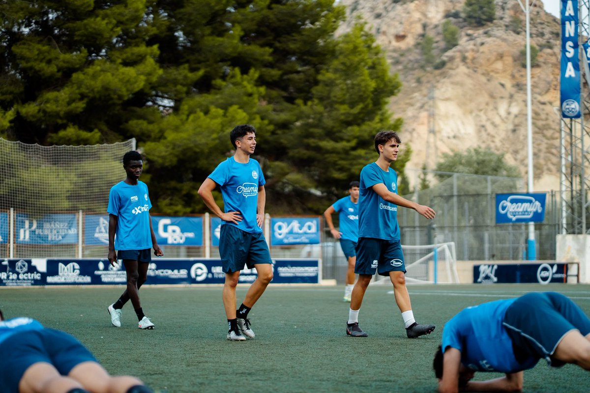 🔵⚽ Los de Fernando siguen firmes en la parte alta de la tabla.

A tan solo 3 puntos del líder y en puestos de ascenso, el Juvenil 1ª está demostrando que el trabajo, el esfuerzo y la constancia dan sus frutos.

🔥 Gran trabajo y grandes resultados hasta el momento.

#ArchenaFC
