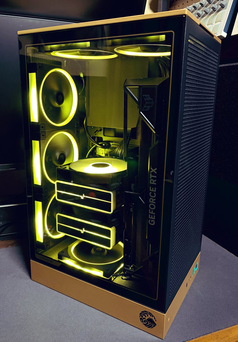 lawpray8tom's tweet photo. キャンペーンで当たったケースで
制作難易度『鬼』な
黄金PCを作ってみました!!!
なお、デカくて光るグラボは
持ってないのでダミーです。笑
我こそは似合うのグラボだぞ!
って提供してくれるメーカーさん
いないかな…(遠い目)
#deepcool #CH270 #自作PC https://t.co/pGqD4No0Fg