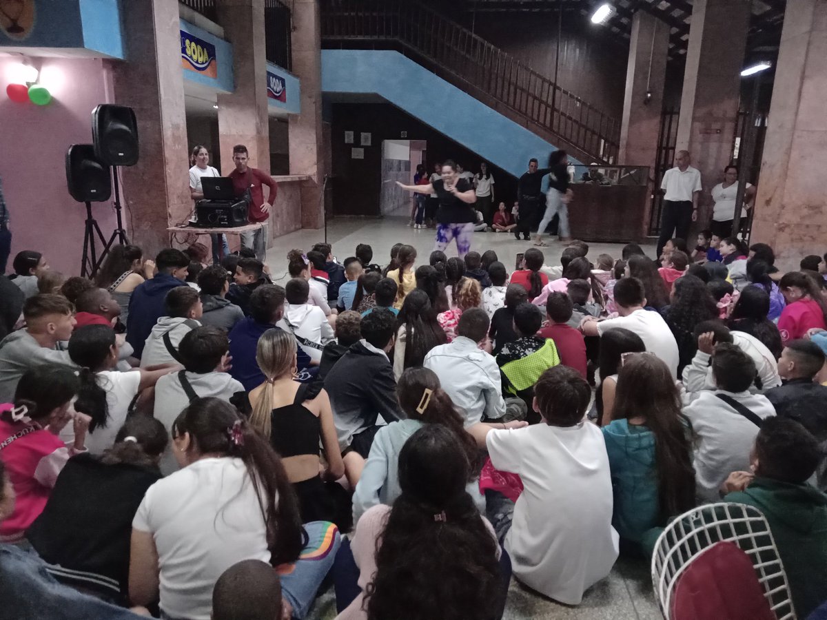 UJCVC1's tweet photo. 🤩 Con gran alegría acoge el 🍨Coopelia de Santa Clara a los pioneros que reeditan la Toma Simbólica a la ciudad , junto a la Compañía Infantil Colibrí , con juegos de participación y el sabroso Helado han pasado una excelente noche nuestros pioneros 🤩🇨🇺.
     #OPJMdeCuba https://t.co/6b18iSyfBz