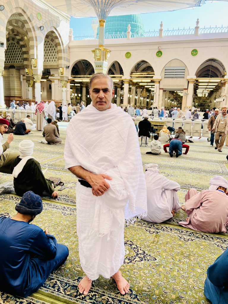 کہاں میں اور کہاں یہ مدینے کی گلیاں 
یہ قسمت نہیں ہے تو پھر اور کیا ہے 

رب کریم کا کروڑوں شکر جس نے اپنے اور اپنے نبی کے گھر کی زیارت نصیب فرمائی ، مدینہ پاک سے مکہ پاک عمرہ کے لئے روانگی ہے ، اپنے ملک اور چاہنے والوں کے لئے دعا گو ہوں ، اللہ کریم سب پر کرم فرمائے