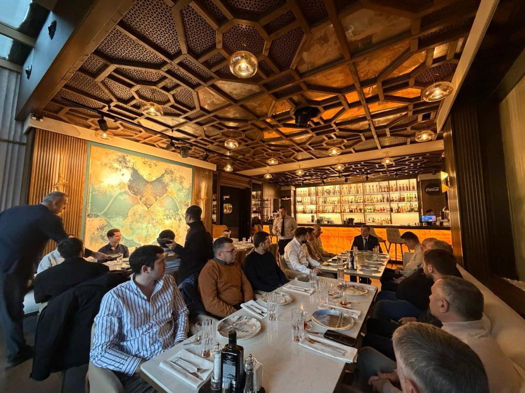 AzEmbRomania's tweet image. On the occasion of December 31, the Day of Solidarity of Azerbaijanis Worldwide, the Embassy of Azerbaijan in Romania organized an event bringing together embassy staff, members of the Azerbaijani community, and students in Bucharest. Ambassador Gudsi Osmanov highlighted the…