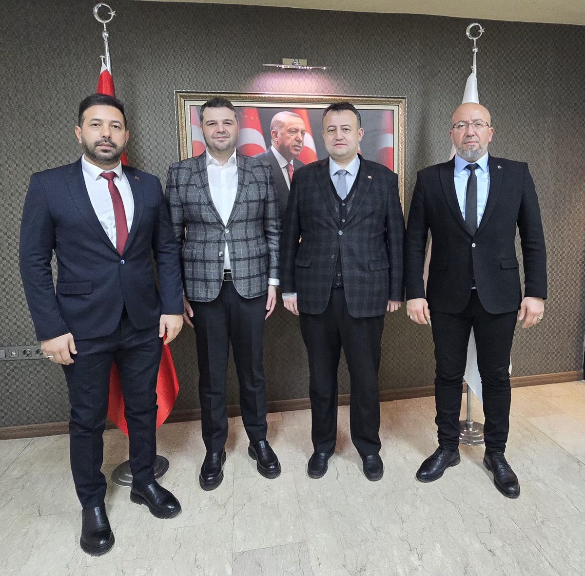 Beypazarı İlçe Başkanımız Sayın Halil Etili ve Beraberinde ki heyet, İlçe Başkanımız Sayın Ömer Faruk İslam'a makamında hayırlı olsun ziyaretinde bulundu. 

Nazik ziyaretlerinden dolayı kendilerine teşekkür ediyoruz.

<a href="/RTErdogan/">Recep Tayyip Erdoğan</a> 
<a href="/hakanhanozcan/">Hakan Han ÖZCAN 🇹🇷</a> 
<a href="/erhansarigol/">Erhan Sarıgöl</a>
<a href="/AkpartiAnkara/">AK Parti Ankara</a>