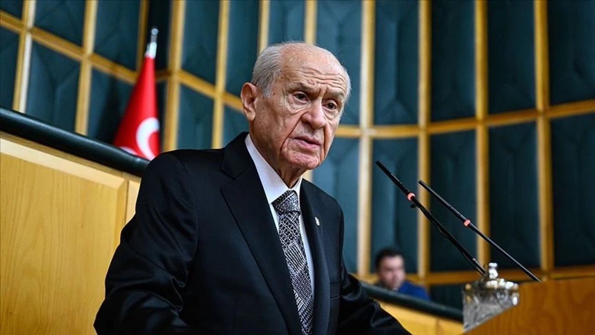 Devlet Bahçeli:

“Hiçbir saldırı, suikast veya sabotaj bizi ‘Terörsüz Türkiye’ kararlılığımızdan geri döndüremeyecek.”