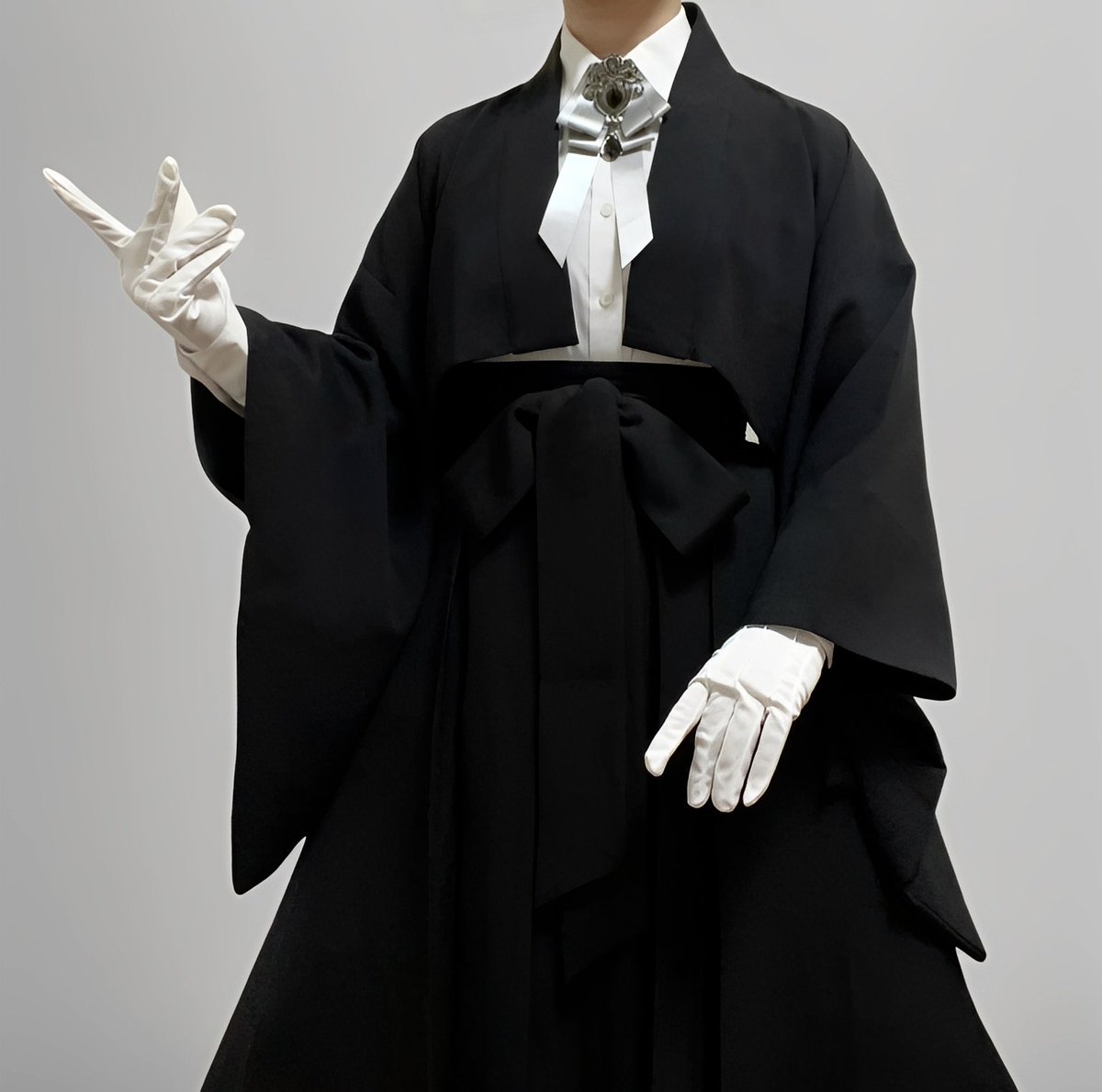 misamaru_kimono's tweet image. 執事風和洋折衷コーデ。
ショート丈羽織×袴スカートのシックな現代的和装セットアップがかっこいい。