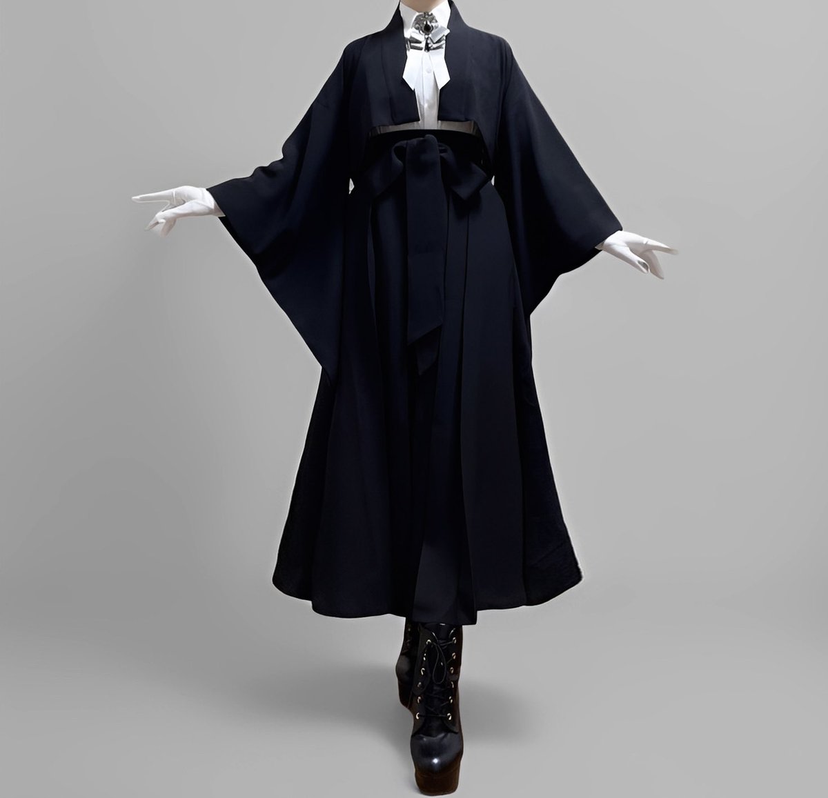 misamaru_kimono's tweet image. 執事風和洋折衷コーデ。
ショート丈羽織×袴スカートのシックな現代的和装セットアップがかっこいい。