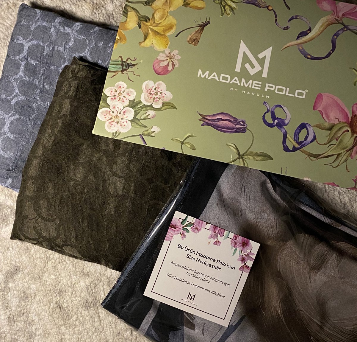 Madame polo kalitesine bayılıyorum hediye şalı yazın beyaz elbiseyle giymeyi heyecanla bekliyorum