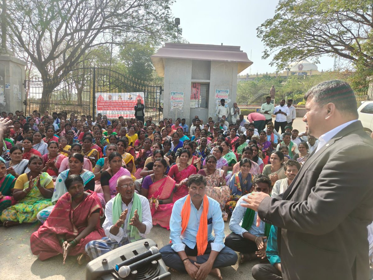 NREGA_Sangharsh's tweet photo. A massive protest was held in Haveri district, Karnataka, on December 29, 2025, against the proposed Viksit Bharat Guarantee for Rojgar and Ajeevika Mission (Rural) Act, 2025 (VBGRAMA).
#SaveMGNREGA #NREGA_बचाओ #चोरी_बंद_करो_देरी_बंद_करो #ReviveNREGA #GuaranteeRightToWork https://t.co/2qeANeSkyu