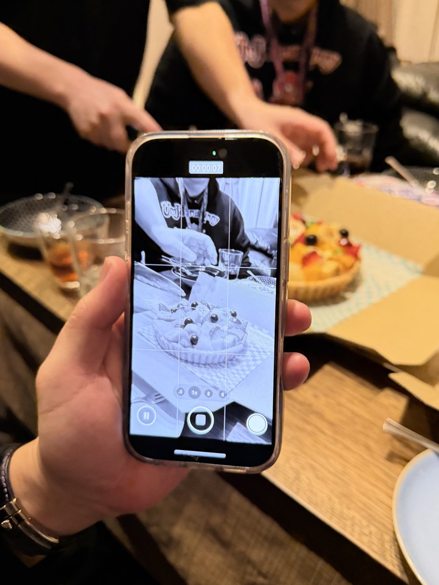 SNSジャンキーとしてあまりに有名なピエール中野先輩
「モノクロ表示にしてすべての刺激を減らす」という、あまりに画期的なスマホ依存脱却法を編み出してた。感銘。

「画面に色がつくと嬉しいんだ」とゲームボーイがカラーになった時みたいなことも言ってた