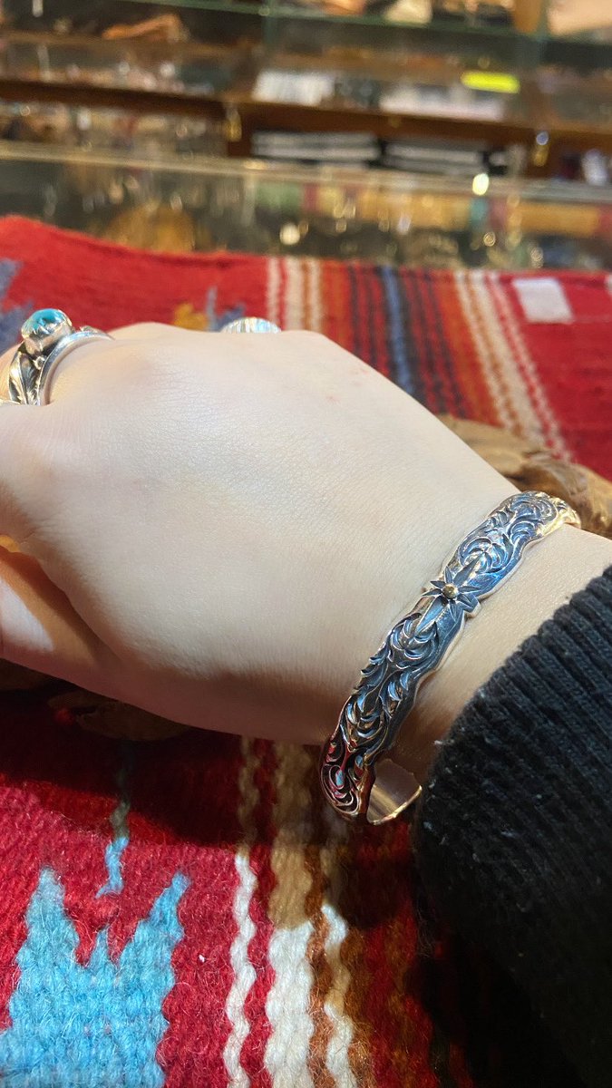 BIG HANDの一点物のスカルプチャーバングルワイドタイプです✨通常の