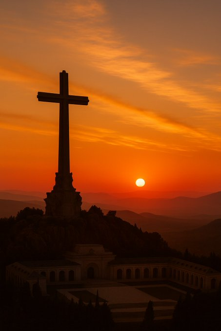 Así amanece la cruz más grande de la cristiandad.