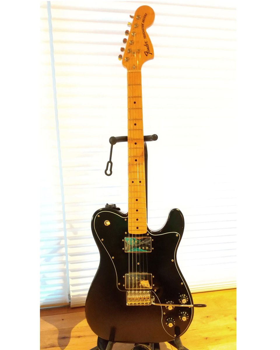Fenderの黒。
別に黒いギターが好きなわけじゃないです。
ギターって運とか御縁とかで入手してゆく部分も多いと思うのですが、なぜかFenderに関しては黒が集まってきます。
サンバーストとか青系とかの方が好きなんですけど。

明日はTelecaster Deluxeで演奏します。
今一番信頼置ける一本なんです。