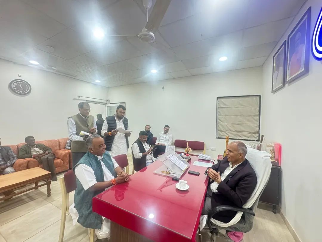 OnlineKanhaiya's tweet photo. 📍 राजकीय आवास, जयपुर

 ‘सबका साथ, सबका विकास, सबका विश्वास’ की भावना को आत्मसात करते हुए प्रदेश के विभिन्न क्षेत्रों से पधारे देवतुल्य जनता जनार्दन से शिष्टाचार भेंट कर उनसे संवाद किया।

इस अवसर पर सभी की समस्याओं को सुना तथा उनके त्वरित समाधान सुनिश्चित करने हेतु संबंधित अधिकारियों को आवश्यक दिशा-निर्देश प्रदान किए।

#KanhaiyalalChoudhary #BJP4IND #bjp4rajasthan #Jansunwai