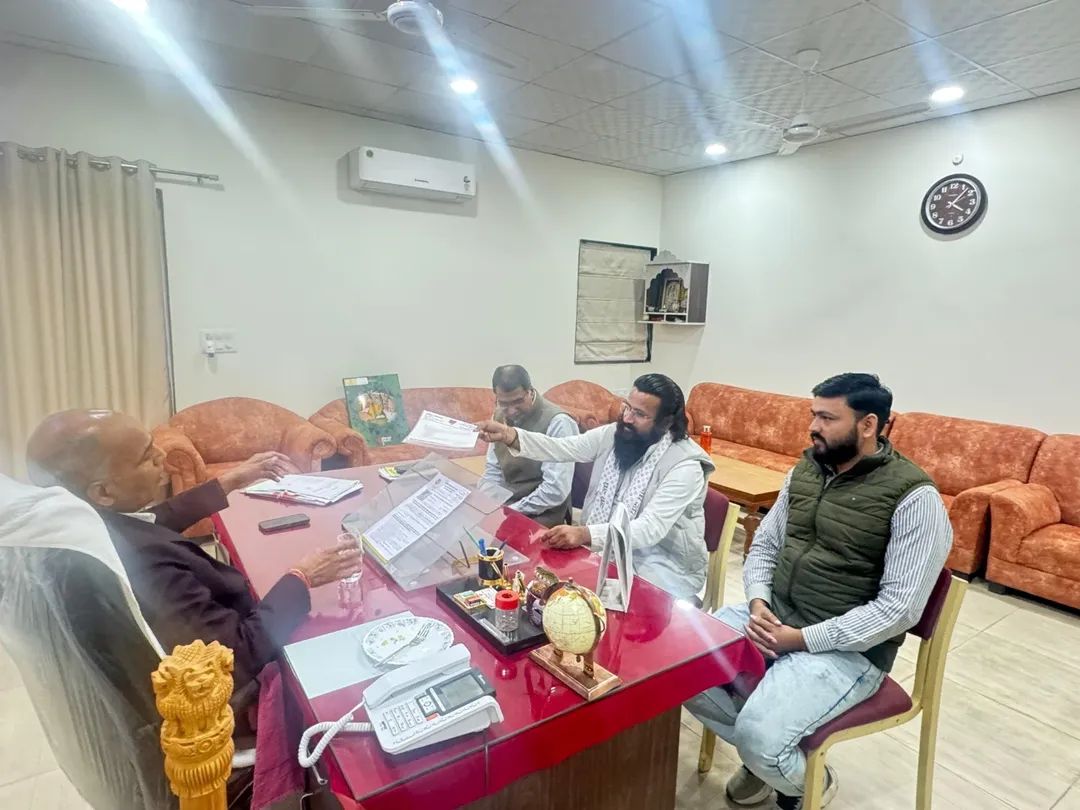 OnlineKanhaiya's tweet photo. 📍 राजकीय आवास, जयपुर

 ‘सबका साथ, सबका विकास, सबका विश्वास’ की भावना को आत्मसात करते हुए प्रदेश के विभिन्न क्षेत्रों से पधारे देवतुल्य जनता जनार्दन से शिष्टाचार भेंट कर उनसे संवाद किया।

इस अवसर पर सभी की समस्याओं को सुना तथा उनके त्वरित समाधान सुनिश्चित करने हेतु संबंधित अधिकारियों को आवश्यक दिशा-निर्देश प्रदान किए।

#KanhaiyalalChoudhary #BJP4IND #bjp4rajasthan #Jansunwai