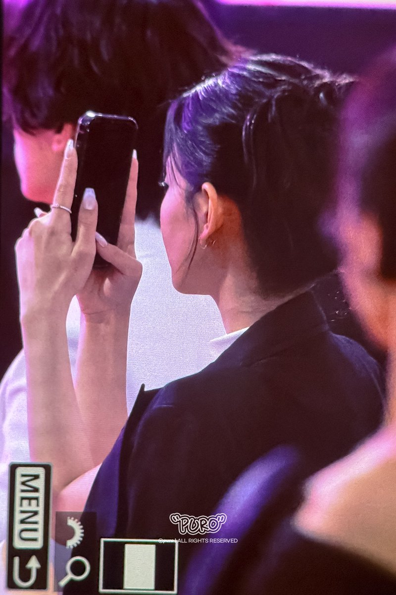 251229 APAN
#정수빈 #ChungSubin #신예은

친구 상받는다고 열심히 찍는중ㅋㅋ📸