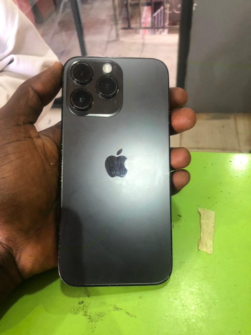 shamelessly plugging my hustle here, I'm a certified phone technician based <a href="/InsideOsogbo/">Inside Òṣogbo</a>. feel free to reach out to me for any of your phone repair issues.