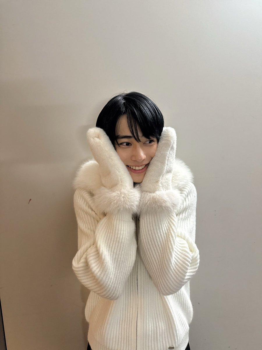 インスタの投稿では片手だけ。
投稿後オタクが騒いでるの知った上で、🍵では両手バージョンをアップしたのだと私は汲んでる。そうであってくれ😂

#本島純政
#上村謙信 
#じゅんけん