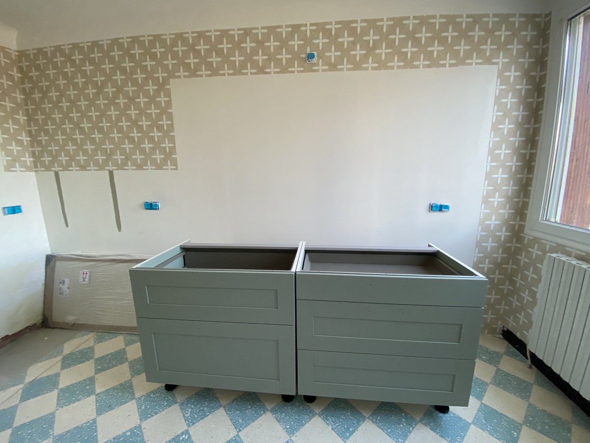 Bon 
Nous étions dans les temps mais c’était sans compter sans un petit souci de plomberie ! Tuyaux d’évacuation mal positionnés qui tombent en plein dans le montant d’un des meubles ! Arrêt ponctuel de l’installation en attendant le plombier cet après midi !fin mercredi?