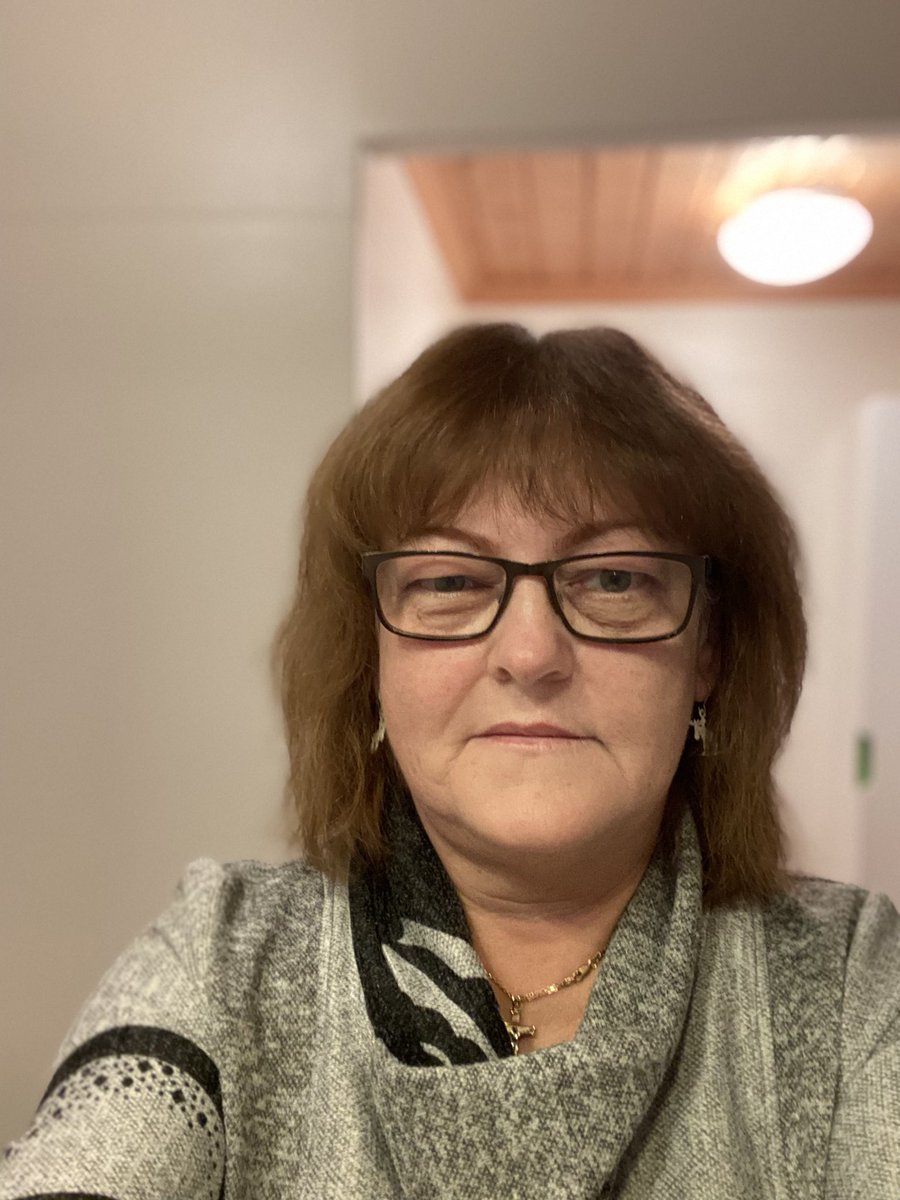 Alla verkar ha haft sitt livs år 2025

✨ Karriärlyft
✨ Inre resor
✨ Nya jag
✨ Tacksamhet i solnedgång

Jag vill bara meddela att mitt mer var

☕ För mycket kaffe
🤦‍♀️ ”Vad hände nu då?”
🗂️ Problem jag inte beställt
⏳ Ett år jag gärna returnerar utan kvitto

Gott nytt år!