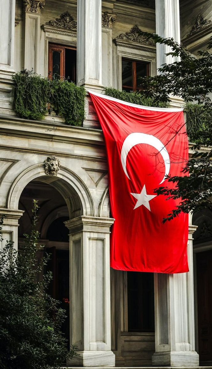 Onlar ülke, sen vatansın.