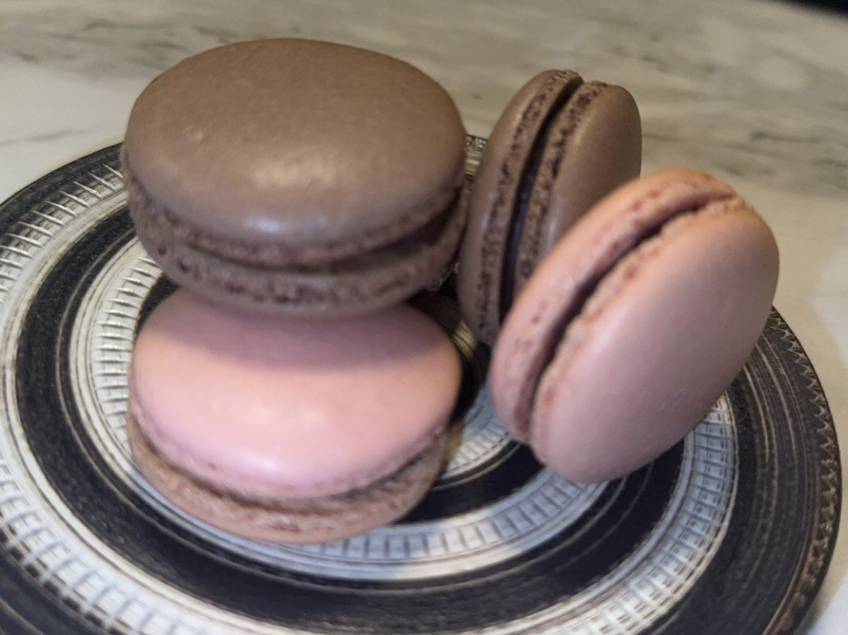 マカロン焼いた、
ピンク色のはラズベリー🤎