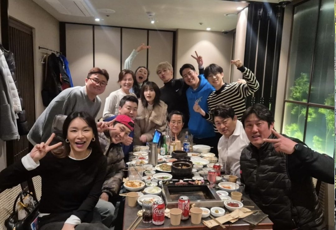 ilovejjcrazyi's tweet photo. 진짜편한사람들이랑있는거가타서마음조아 https://t.co/awsutc6JQj