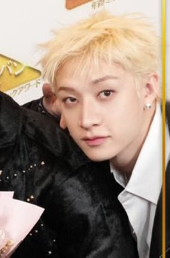 gojoskz's tweet image. e o bang chan continua com o seu cabelinho loiro! cadeia nesse mentiroso compulsivo que me deu um susto ontem