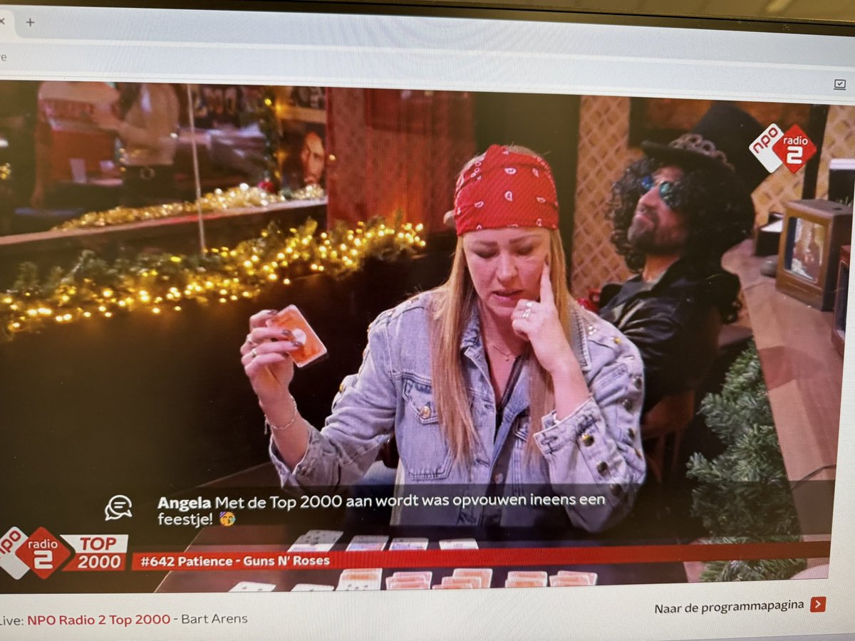 MarcelKalmeijer's tweet image. Haha, Annemieke Schollaardt als Axl Rose aan het patiencen tijdens Patience van Guns N’ Roses #top2000