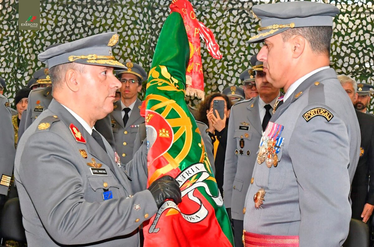Exercito_pt's tweet photo. 📢 A Cerimónia de Tomada de Posse do Coronel Lameira Lopes, que substituiu no cargo o Coronel Alves de Sousa, decorreu no dia 23 de dezembro.
#ExércitoPortuguês #RTransp https://t.co/2CpIL2DAhl
