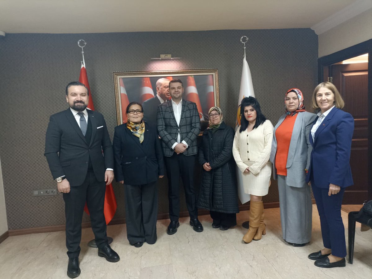 Belediye Meclis Üyemiz Sayın Mustafa Şen ve Mahalle teşkilat mensuplarımız, İlçe Başkanımız Sayın Ömer Faruk İslam'ı makamında hayırlı olsun ziyaretinde bulunarak, yapmış  oldukları üye formlarını teslim ettiler. 

Nazik ziyaretlerinden dolayı ve Çalışmalarından ötürü kendilerine