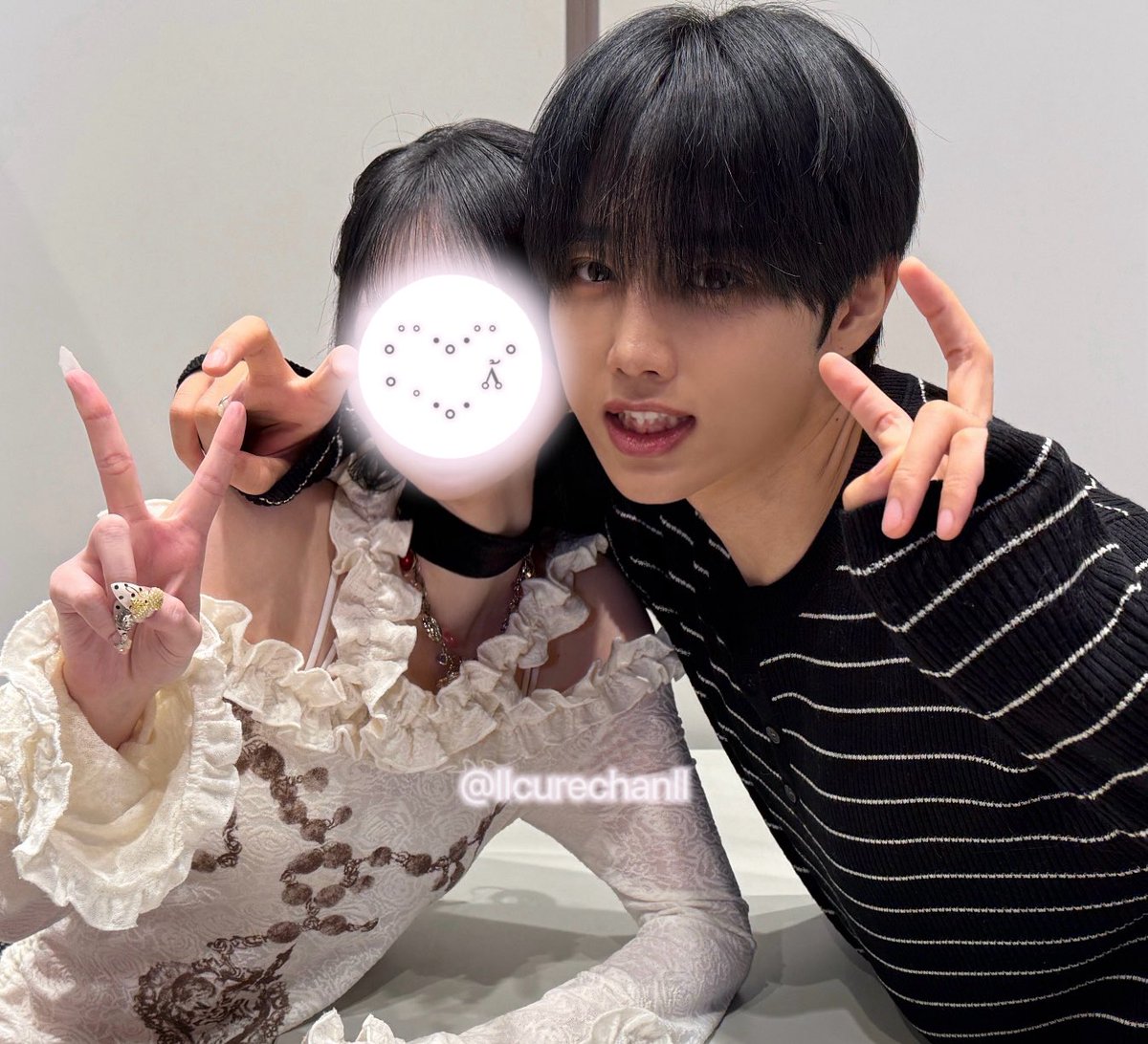 llcurechanll's tweet photo. ⋆꙳251221 더보이즈 whoop

포즈 뭐할지 얘기하다가 시간 없음 이슈로 친구 바이브 나와버렷는데 선우오빠 얼굴 짱귀여우니까 됐어👦🏻🆒♥️

#THEBOYZ #선우 #SUNWOO #ソヌ https://t.co/aCzrEYcwCY