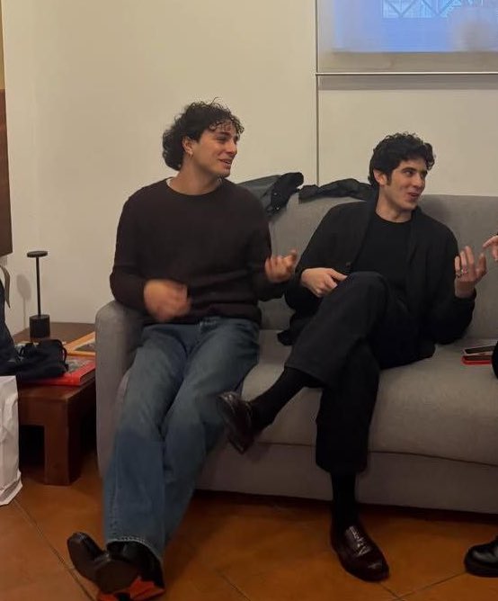 celestialele's tweet image. non li vedevo da troppo ho pianto