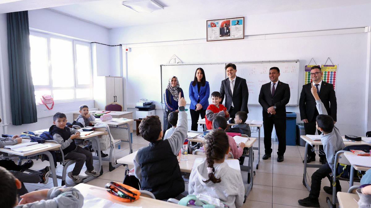 MersinMEM's tweet photo. İl Millî Eğitim Müdürü Muhammed Özdemirci, 📍Gülnar ziyaretleri kapsamında Gülnar Atatürk İlkokulu ve Ortaokulunu ziyaret ederek öğrenci ve öğretmenlerle bir araya geldi. ✨

🔗 https://t.co/Or0yKrZD4D

@tcmeb 
@Yusuf__Tekin 
@MersinValiligi 
@valiatillatoros 
@Muhammed0744 https://t.co/PFqZHIcw0n