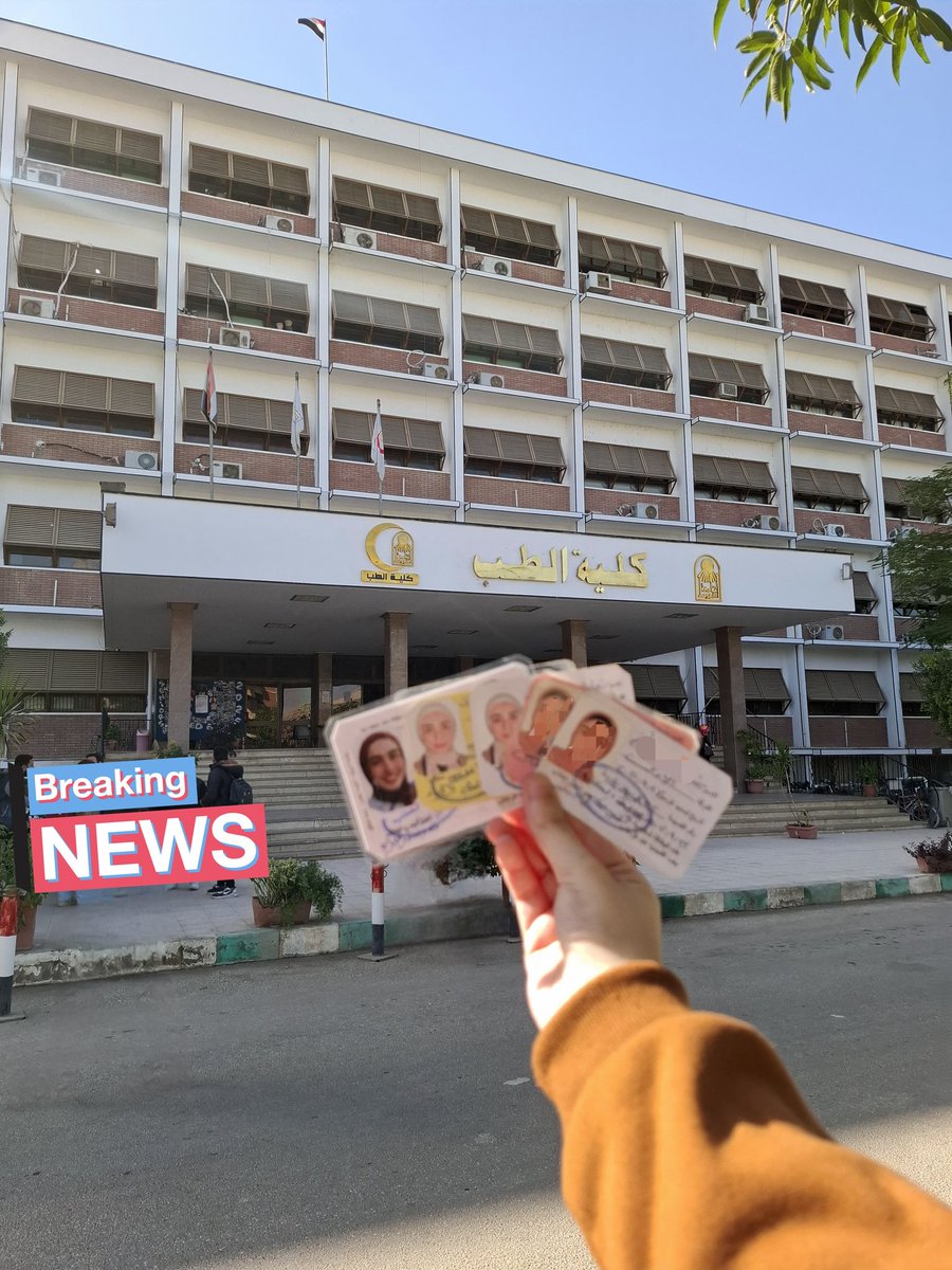 staar37's tweet image. كان نفسي اوصل لليوم الي همسك فيه الخمس كارنيهات من زمان 😭😭😭😭