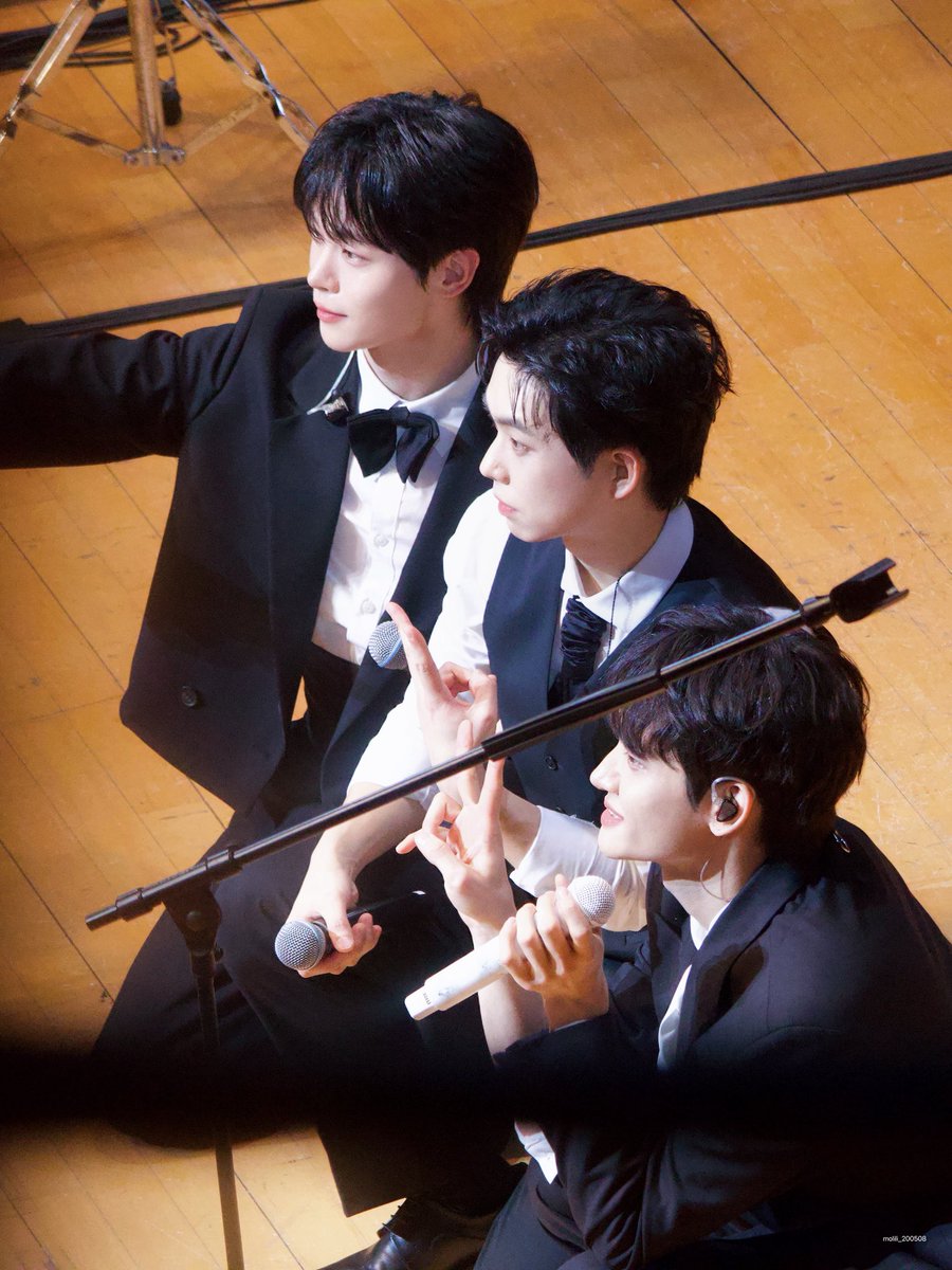 molili_200508's tweet photo. 251229 시리즈엘 #신예찬 #최상엽 #조원상

짱멋진오늘의밴드맨들 .. 수고해따 ❄️ https://t.co/dDqSpeValD