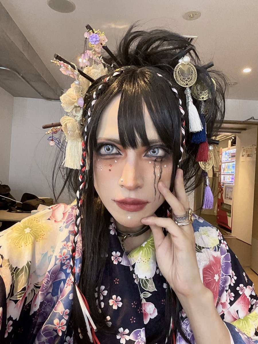 27日のワンマンは着物を2つ用意してたんです。 着なかった方を火炎瓶で