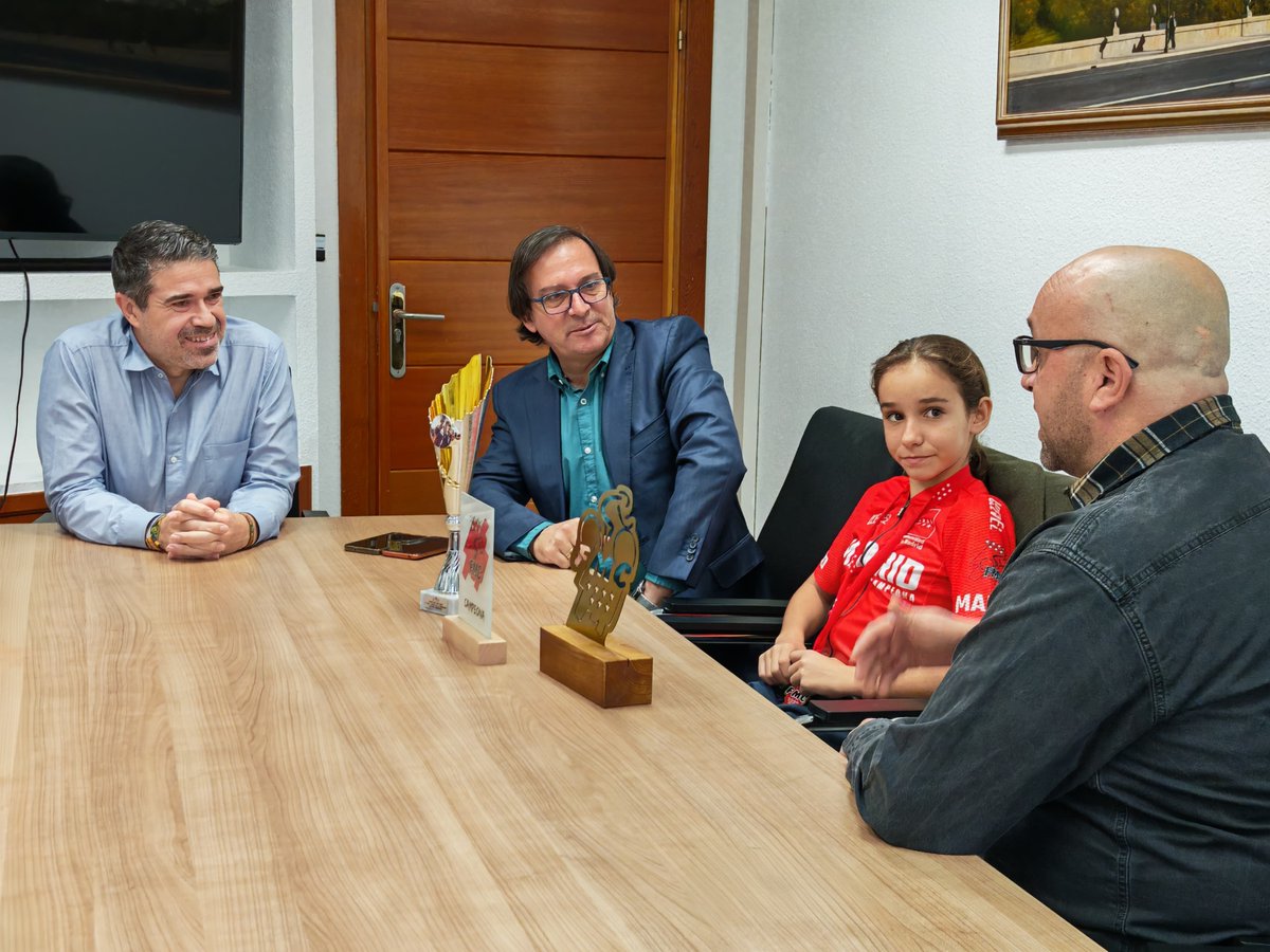 Homenaje municipal a la joven ciclista valdemoreña Adriana Aguilera para felicitarla por una temporada brillante: Campeona de Madrid de Ciclocross alevín y ganadora de las generales de la Copa de Madrid y Castilla-La Mancha de MTB y de Ciclocross 2025.