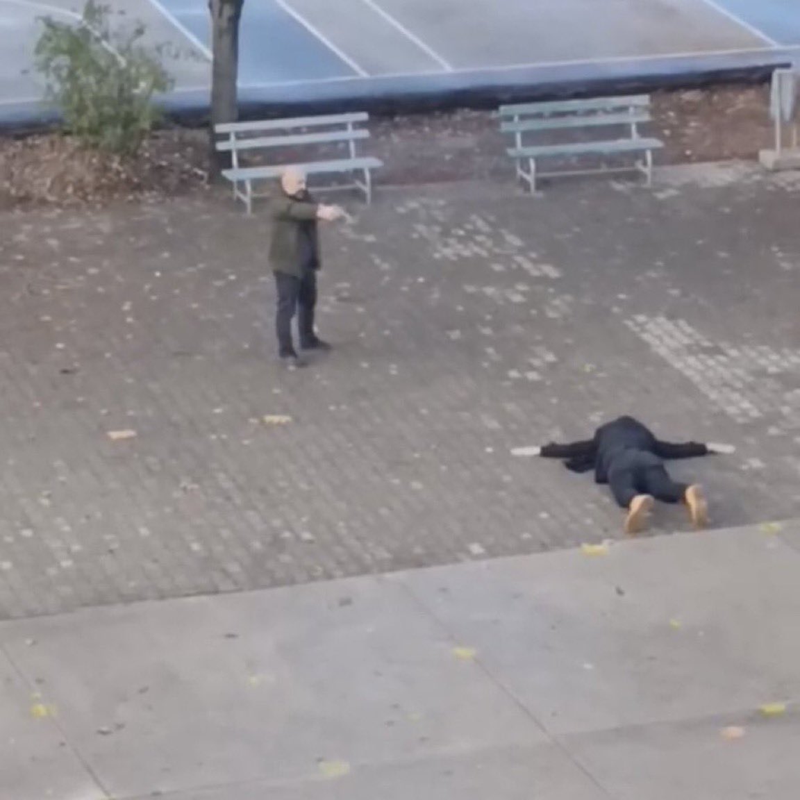 İzmit'te yürek burkan bir olay: 17 yaşındaki lise öğrencisi A.Y., ısrarlı takip ve şantajla hayatı kabusa dönen bir genç kız. Kızını bu korkunç tacizden korumak isteyen baba H.Y., çaresizlik içinde okul bahçesinde silahlı şantajcı 18 yaşındaki U.C.A.'yı tabancayla rehin alıyor.