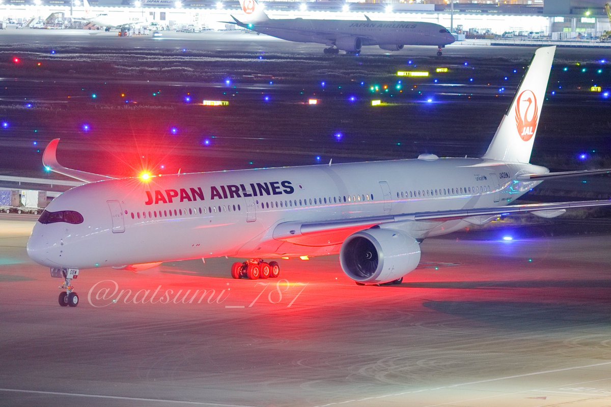 宝石のように煌めく飛行機。 この瞬間が本当に美しくて尊い🌃✨ #JAL
