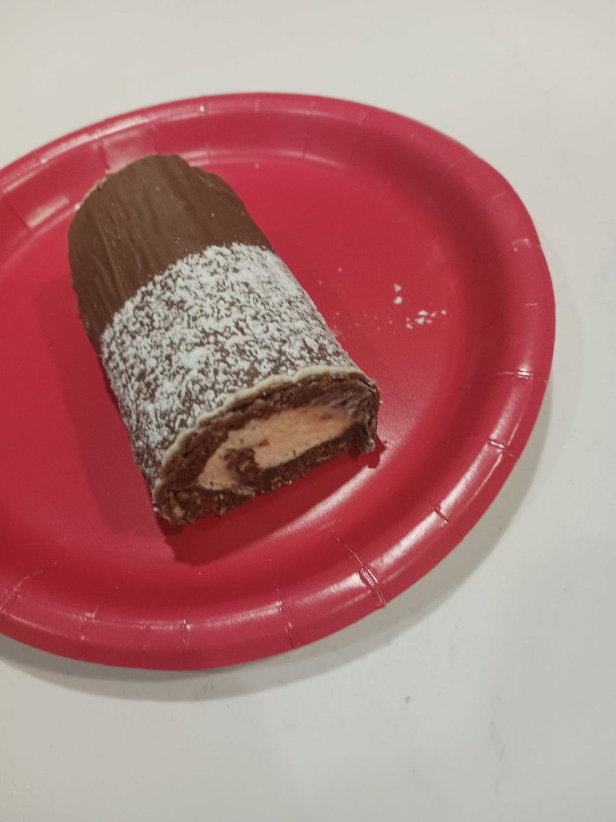 Goodmorning ma floofs!! Have a nice pic of a dessert ma stepmom made herself 💙❤️

Also, I hope everyfluff's doing GOOOOD, it's been a while hehe, I've been sick af but I'm BACK BABIIII!!