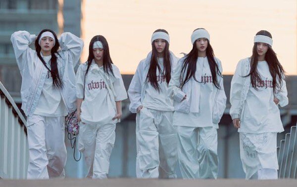 ผู้เชี่ยวชาญด้านกฎหมายเตือนว่า:

“การลงโทษแบบเลือกปฏิบัติของ HYBE อาจถูกศาลนำมาใช้เป็นหลักฐานชี้ขาดว่า HYBE ขาดเจตนารมณ์ที่แท้จริงในการฟื้นฟูความไว้วางใจเมื่อพิจารณาความรับผิดชอบต่อการแตกหักของความสัมพันธ์ด้านความไว้วางใจ”

🔗 spochoo.com/news/articleVi…

พวกเขาเตือนด้วยเหตุผล