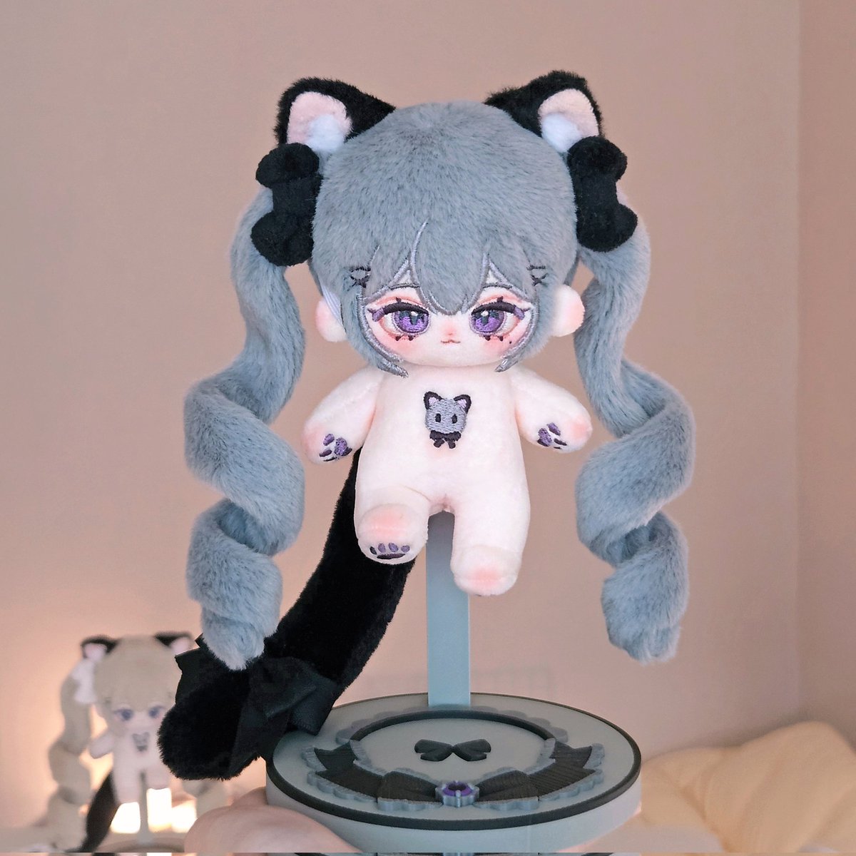 🖤𝕎𝔸𝕃𝕂ℝ x 고슌🖤

𝕎𝔸𝕃𝕂ℝ <a href="/hb960112/">𝕎𝔸𝕃𝕂ℝ</a> 님과 함께 제작한
두 번째 쮸비 콜라보 10cm 인형스탠드 입니다✨

첫 번째 쮸비 스탠드와 다르게
유령이 없는 버전으로 제작되었습니다!

✔️콜라보 디자인이지만 누구나 구매하실 수 있어요~👀

📝디자인 : <a href="/gosuni_0v0/">고슌🤍</a> 
🛠3D 모델링, 제작 : <a href="/hb960112/">𝕎𝔸𝕃𝕂ℝ</a>