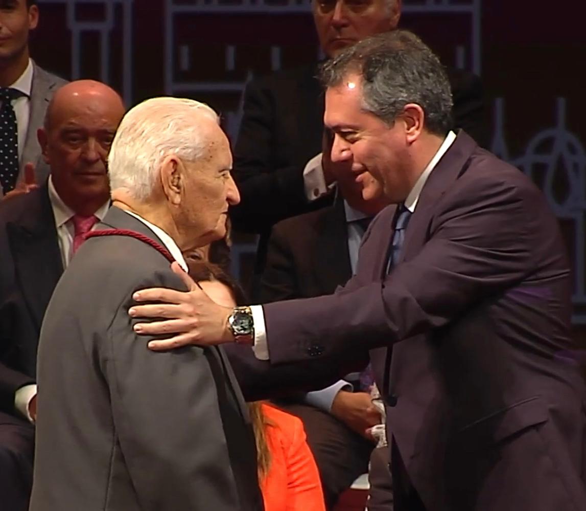 Duele despedir a Luis Montoto Martínez. Sevilla pierde a uno de sus grandes guardianes de la memoria, y el Cerro del Águila a quien mejor supo contar su alma. Merecidísima Medalla de Sevilla en 2018. 
Mi abrazo más sincero a su familia, sus amistades y a los vecinos y vecinas de