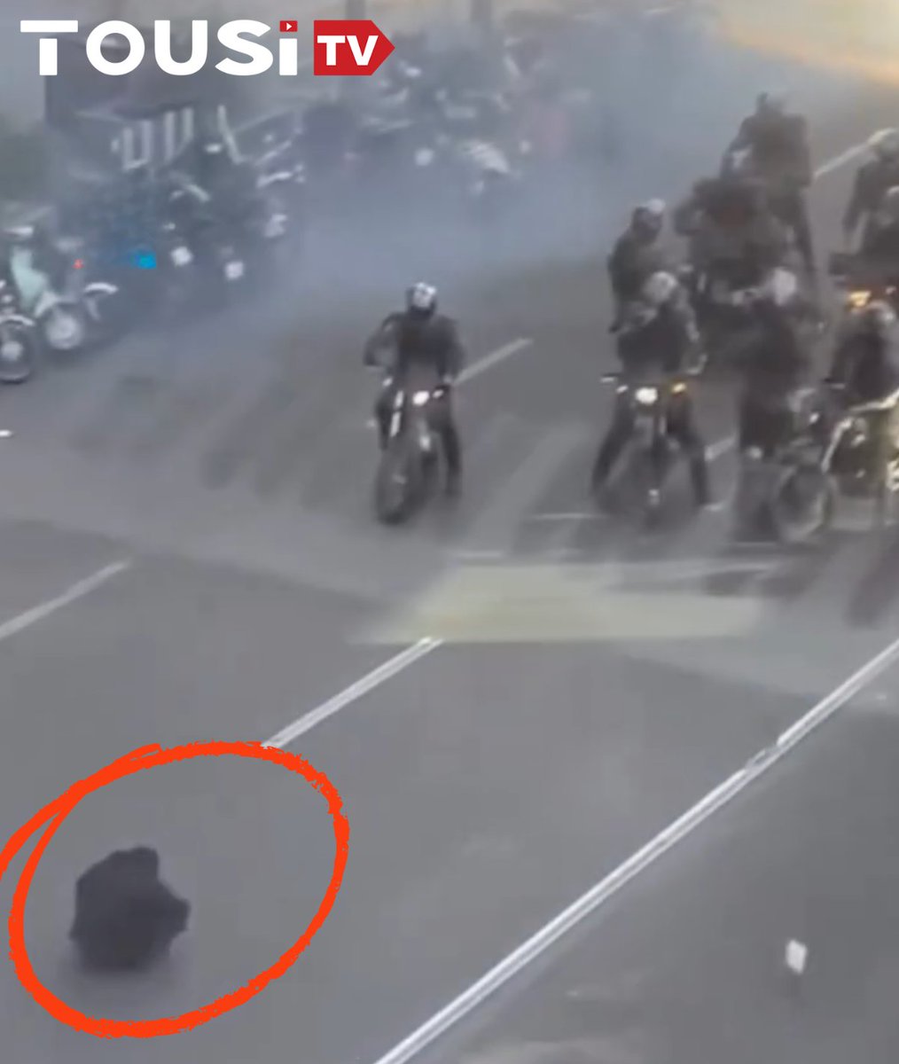 TousiTVOfficial's tweet image. 🚨 BREAKING: Brave anti-Islamic occupation Iranian man sits in front of the regime forces in Tehran